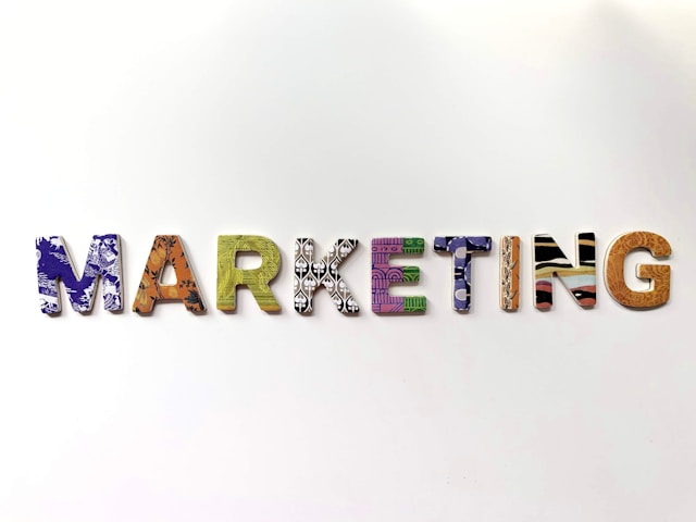 多色独立字母在白色背景上拼成 "MARKETING"（市场营销）。
