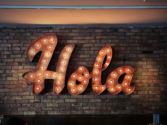 LED 灯显示 "Hola "的插图。